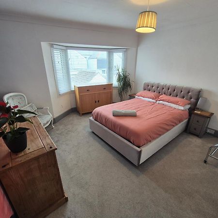 Hidden Gem Near The Beach With Pool Table New Quay Esterno foto