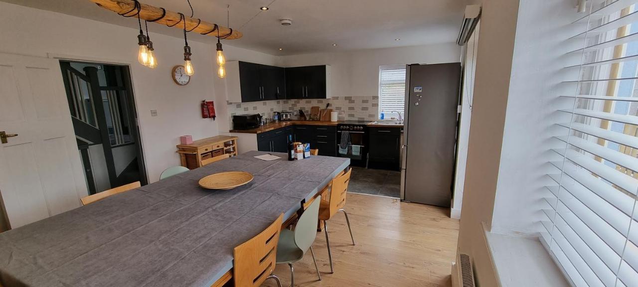 Hidden Gem Near The Beach With Pool Table New Quay Esterno foto